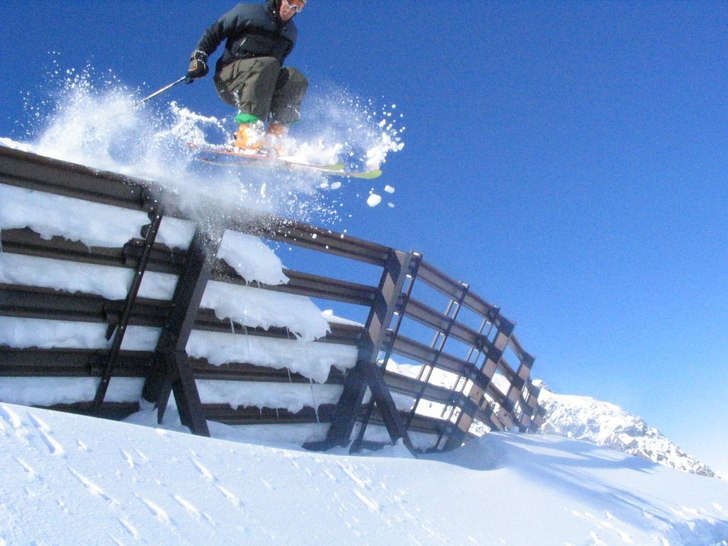 Tur att man har hjälm på sig när huvudet huggs . Åkare: CJ Aldén.