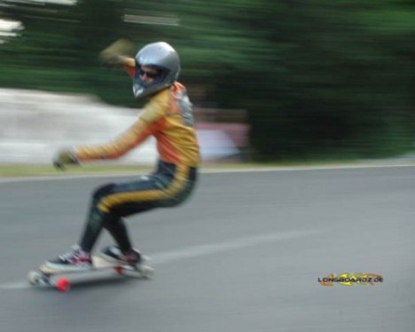 Sista hårnålen i den bästa backe jag någonsin . Foto: http://Longboardz.de. Åkare: Dan.
