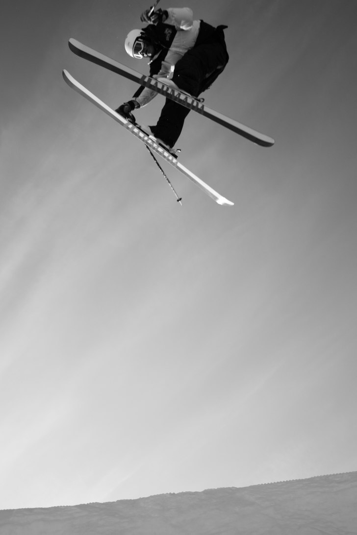 Chillerad dag med en massa skidåkare, sol, Fat D . Foto: Mariah Johansson. Åkare: David Tornéus.