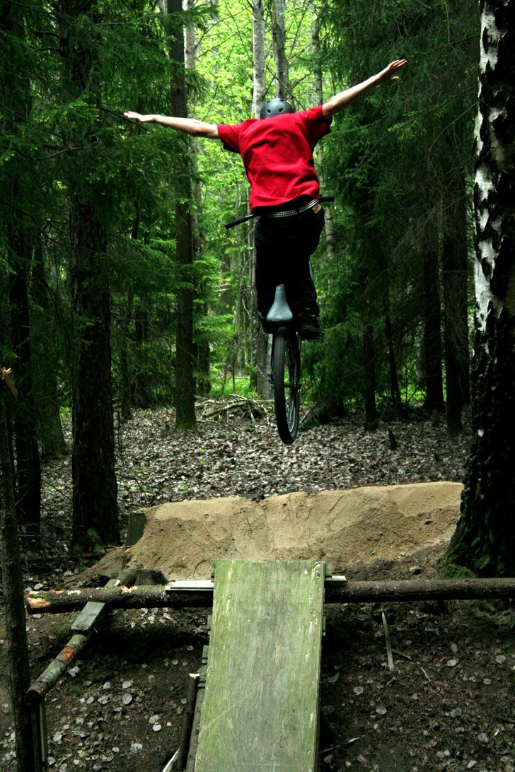 ...körde lite skojj på ett litet hopp i Grusan e. Foto: Benjamin Johansson. Åkare: Andereas Knutson.