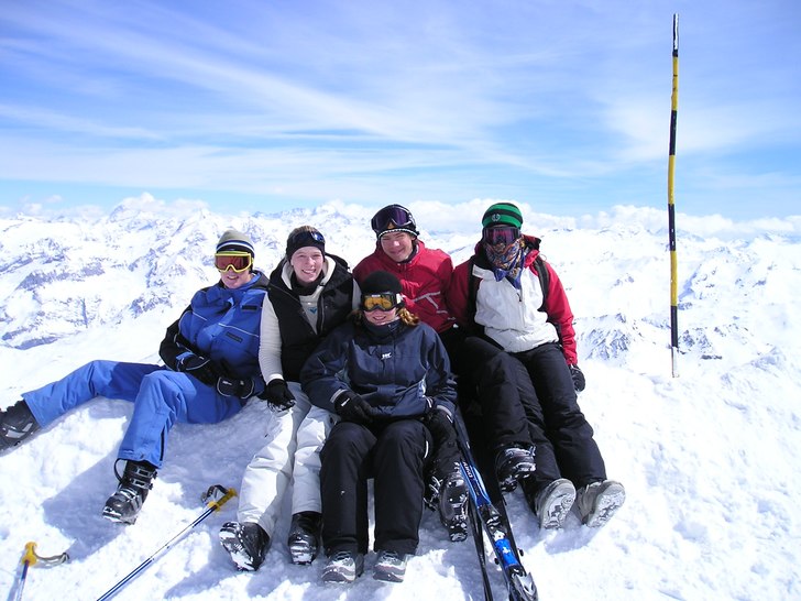 Gänget på högsta toppen i Val d' Isere. Foto: Ful tysk. Åkare: Jonas Eklind, Joel Denisson, Ida Uhr, Elind Berner, Sara Andersson.