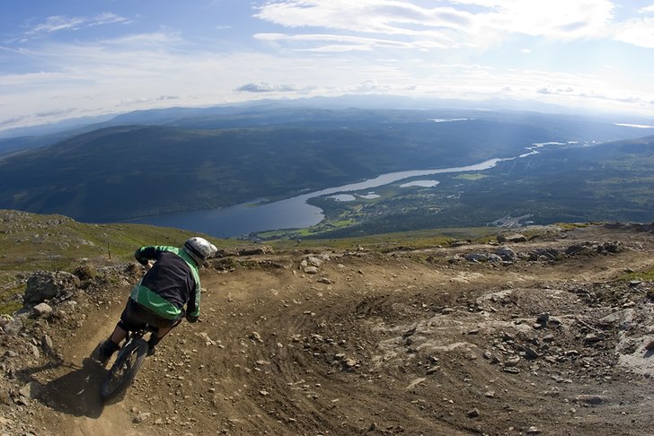 Skön kväll på Skutan efter en pilsner i solsken. Foto: Tobias Liljeroth. Åkare: Mattias Johansson.