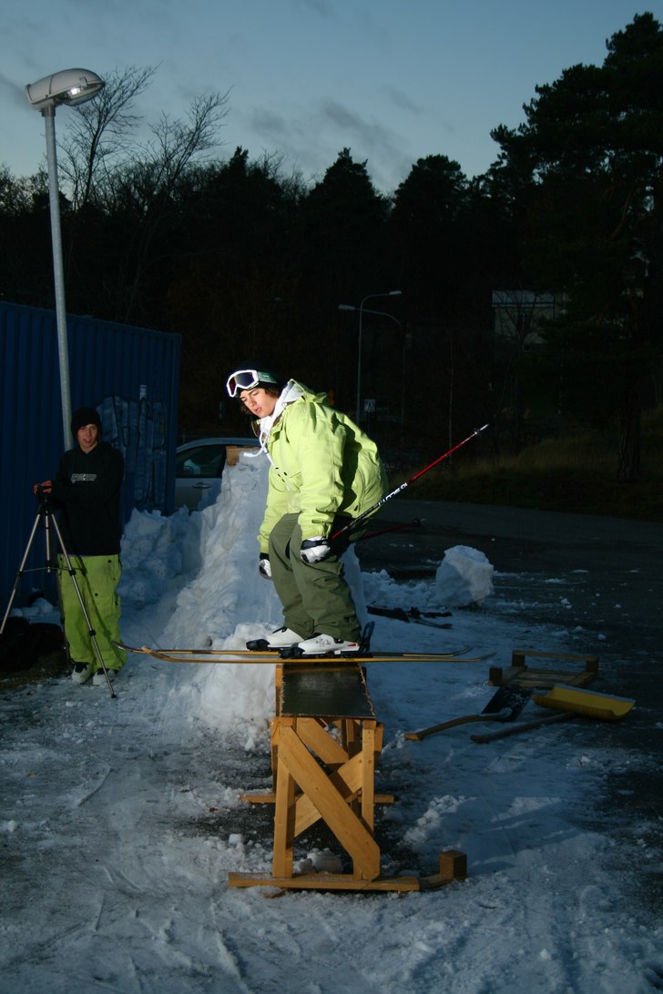 Erik railar på en rail och David is a happy fool.. Foto: Simon Berggren. Åkare: Erik Stigenius.