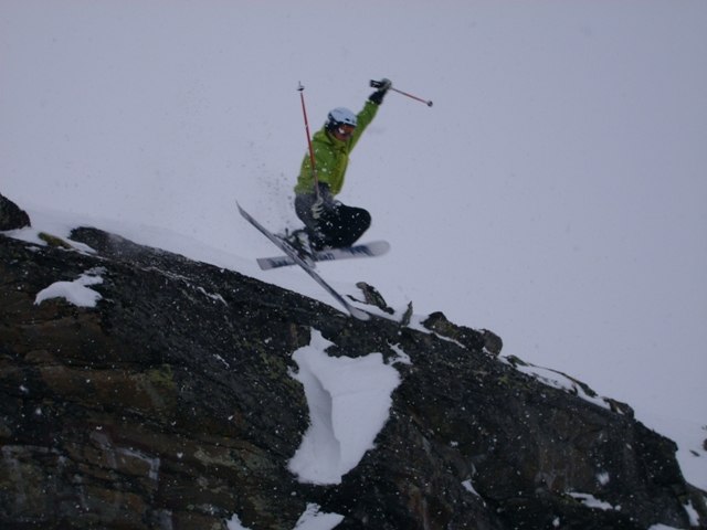 Ett ganska skönt cliffjump. Synd att det inte var. Foto: Oskar Andersson. Åkare: Kim Gustavsson.