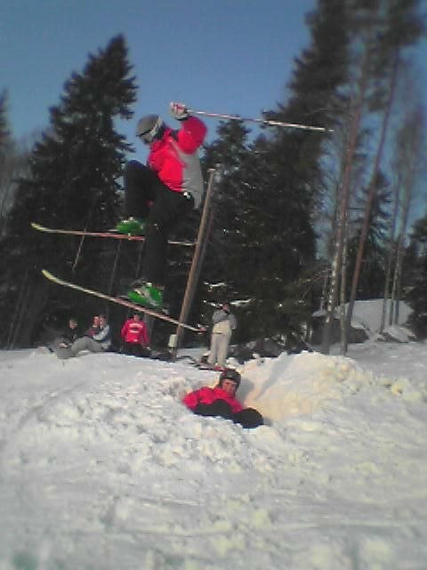 håppar över tönten adam. Foto: mangnus anker. Åkare: nizze nilsson.