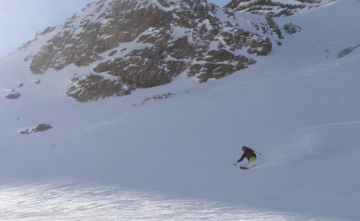 Johan surfar på. Synd att han inte har kommit ut . Foto: Carl Lannerstad. Åkare: Johan Hasslow.