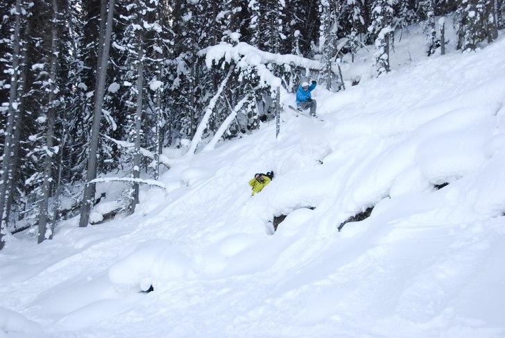 Spinner ut från en liten "klippa" i Kic. Foto: Amelie Johnsson. Åkare: Emil Rydell.