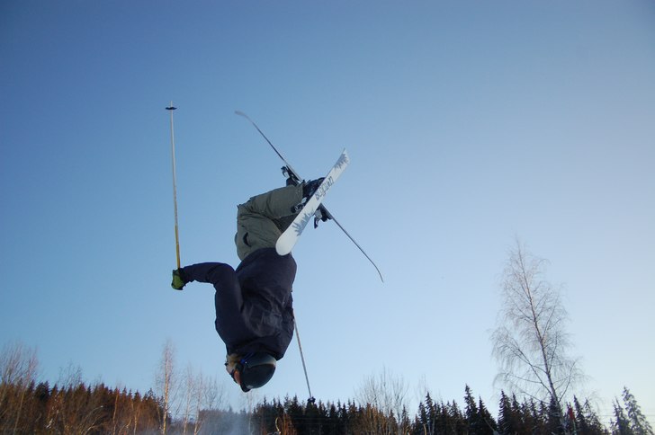 Viktor på en crossad bf. Foto: Daniel Eriksson. Åkare: Viktor Sandin.
