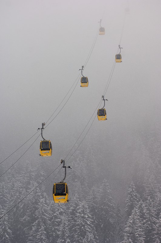Gondolliften i Mayrhofen en snöig och dimmig sön. Foto: Mattias Fredriksson.