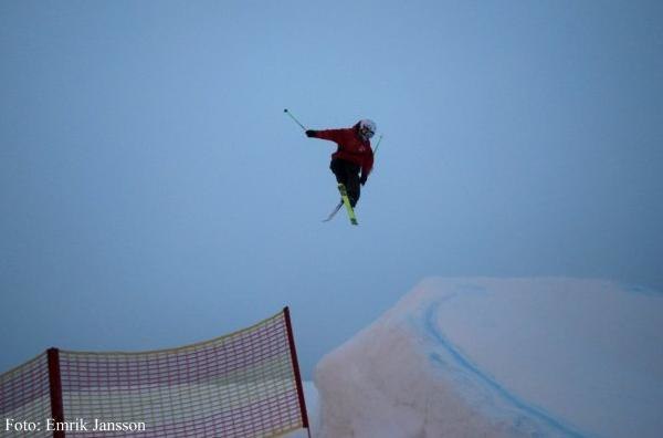 360 rev. japan i svarta kicken.. Foto: emr. Åkare: jocke jönsson (jag).