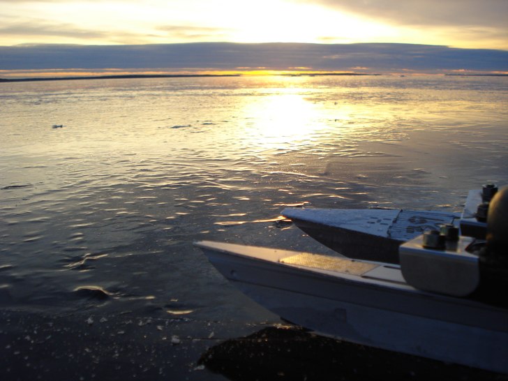 långfärdsskridskotur på klar is utanför Kallax. Foto: Emma Emborg.
