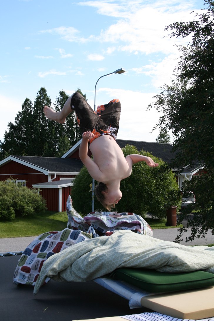 hade lite kul med madrasserna. Foto: mia. Åkare: anton.