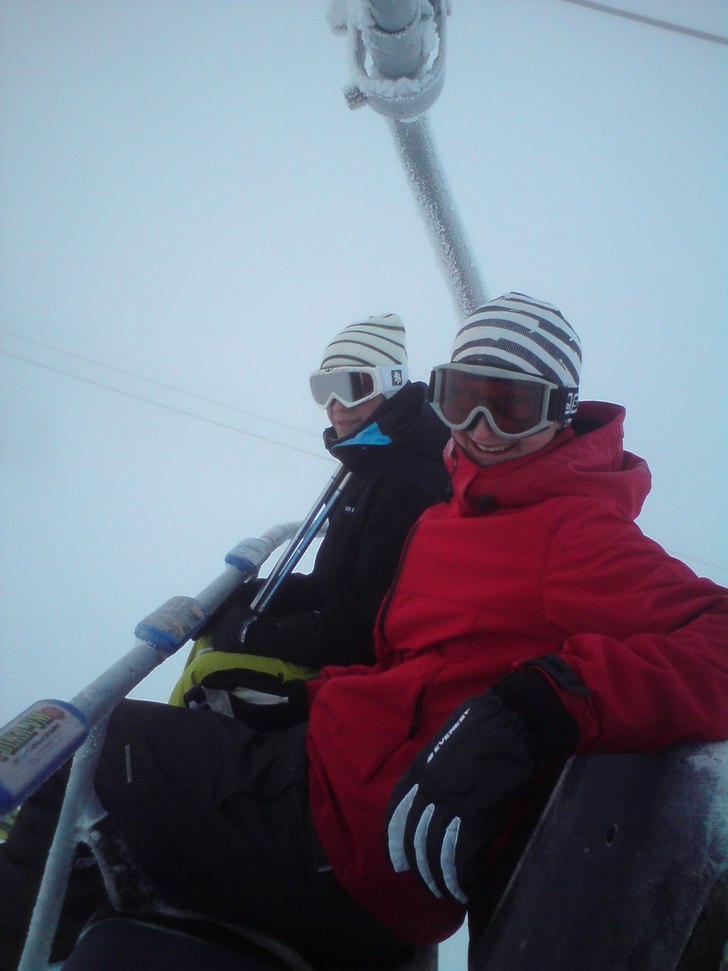 Sitter i Gustavs liften. Foto: Joakim Magnusson. Åkare: Marcus Andersson & Mattias Andersson.