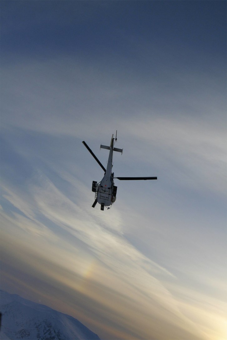 Hellin har precis droppat oss på Borkafjällets t. Foto: Mikael Friman.