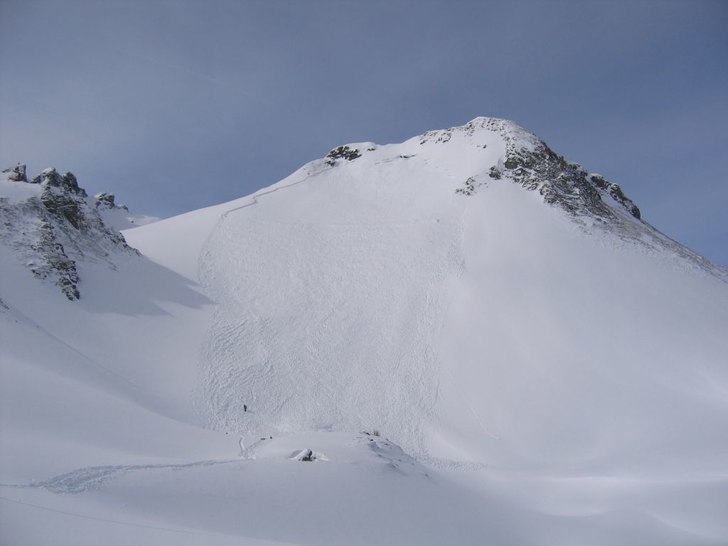 En god vän efter en rejäl lavin som slukade hans. Foto: Christopher Schack. Åkare: ----- -----------.