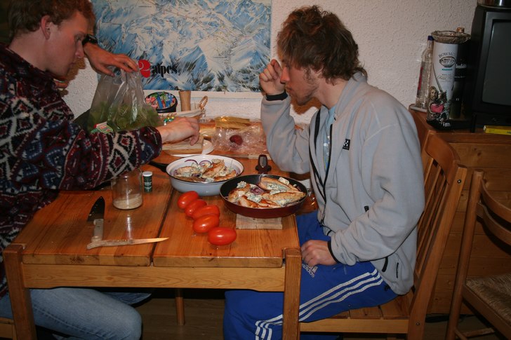 Carl och Johan förbereder kvällens festmåltid. . Foto: Waldemar Aspman. Åkare: Carl Lannerstad, Johan Hasslow.
