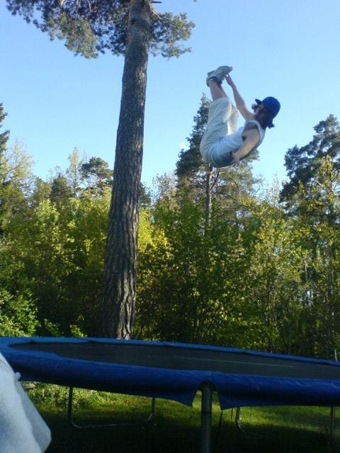 hoppar.. hehe. Åkare: andreas bastin.