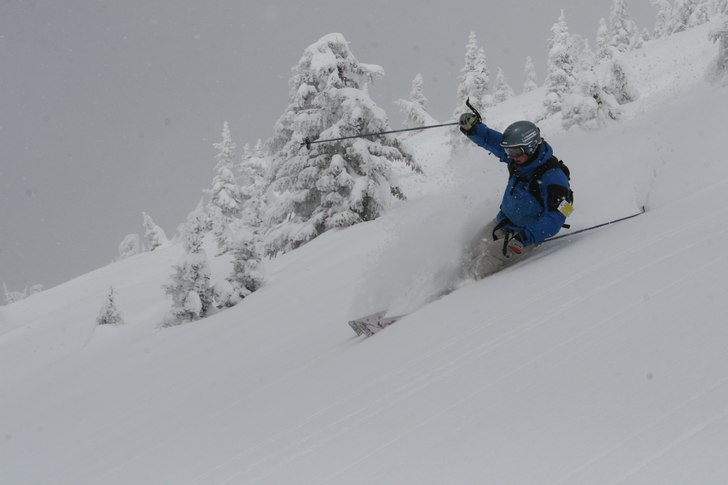 Skönt åk vill ja lova efter hiken till toppen!. Foto: Oskar Orrvik. Åkare: Peter Nilén.