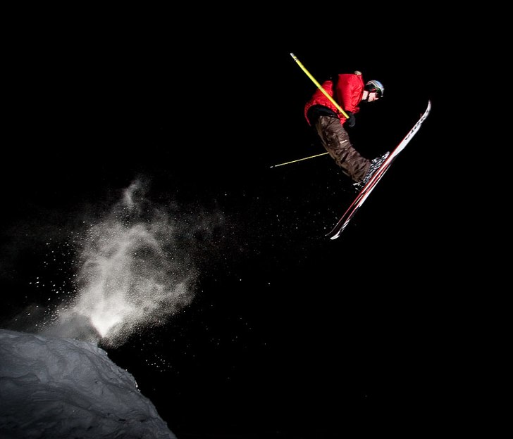 Jag försöker nicka min skidor... Foto: Thomas Lundman. Åkare: Tim Linngård.