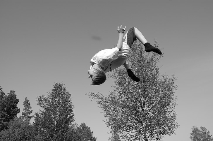 marcus gör backflip. Foto: Emil Matthed. Åkare: Marcus Ingesson.