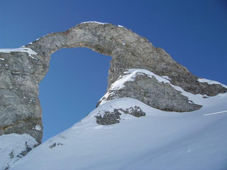 Hål i berget, sägs att James Bond skall ha hoppa. Foto: Petter Olofsson.