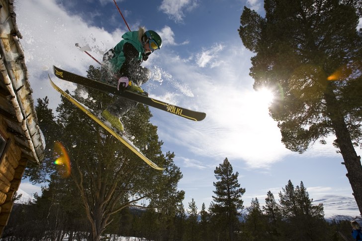 Jibbing on the roof. Foto: Olav Haugaløkken. Åkare: Kristian Vollen.