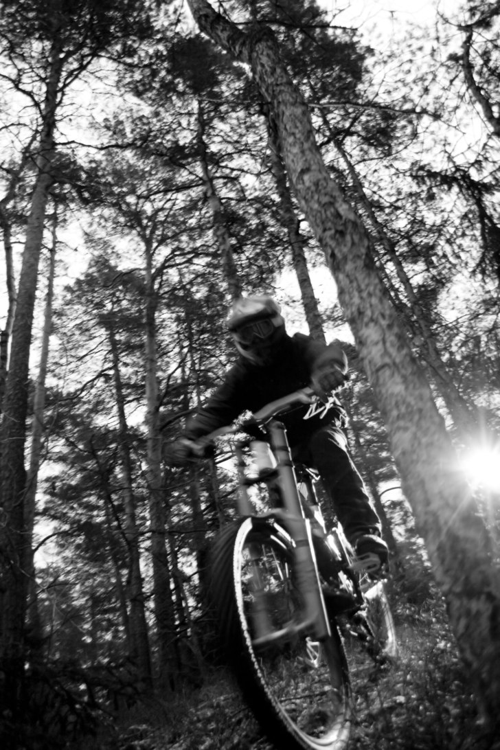 Jocke cyklar på en cykel.. Foto: Simon Berggren. Åkare: Joakim Hedlund.