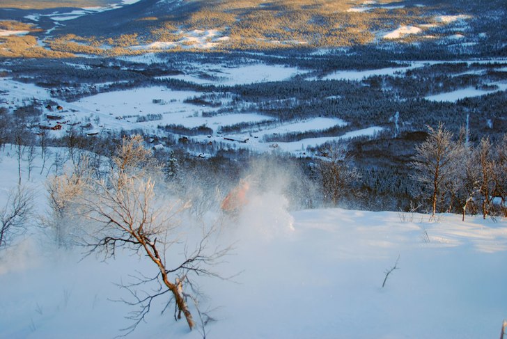Bakom en ridå av Skööönt puder skymtas Micke. Foto: Stefan Lindgren. Åkare: Micke Högberg.