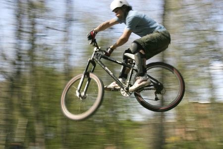 Ludde gör en klockren X-up över första dubbelho. Foto: Mikael Happy. Åkare: Ludde.