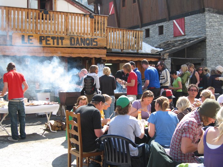 gratis käk och dryck lockade många. Foto: jag.
