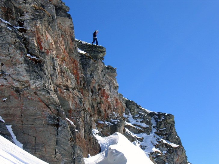 Förberedande av klippan som skulle droppas (13-14. Foto: Emil Thörne. Åkare: Christoffer Schack.