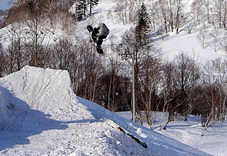 just driving around hitting random snow spot off t. Foto: Peter Harvieux. Åkare: brian Wolfe.