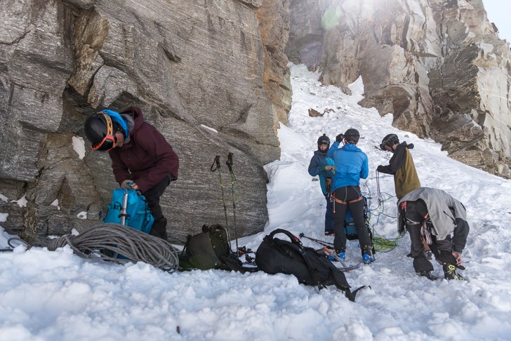 Nedanför insteget till Valle Perduta packas rep o. Foto: Axel Adolfsson.