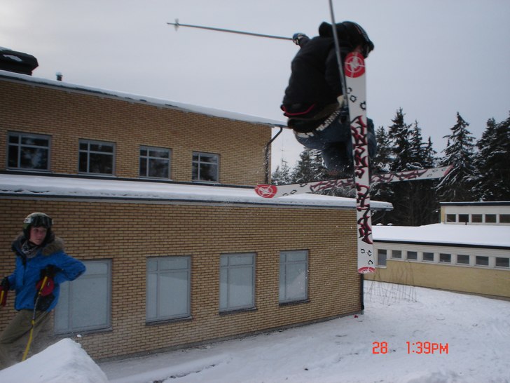 jag kör en tailgrab på ett litet hopp på hemma . Foto: Niclas Gustafsson. Åkare: Marcus Gustafsson.