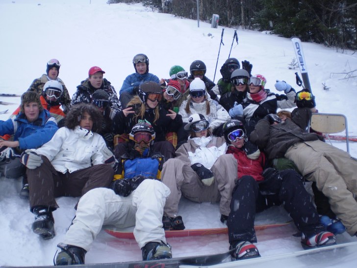 Vi åker snowboard och skider å d tycker vi om
r. Åkare: Allahopa :D.
