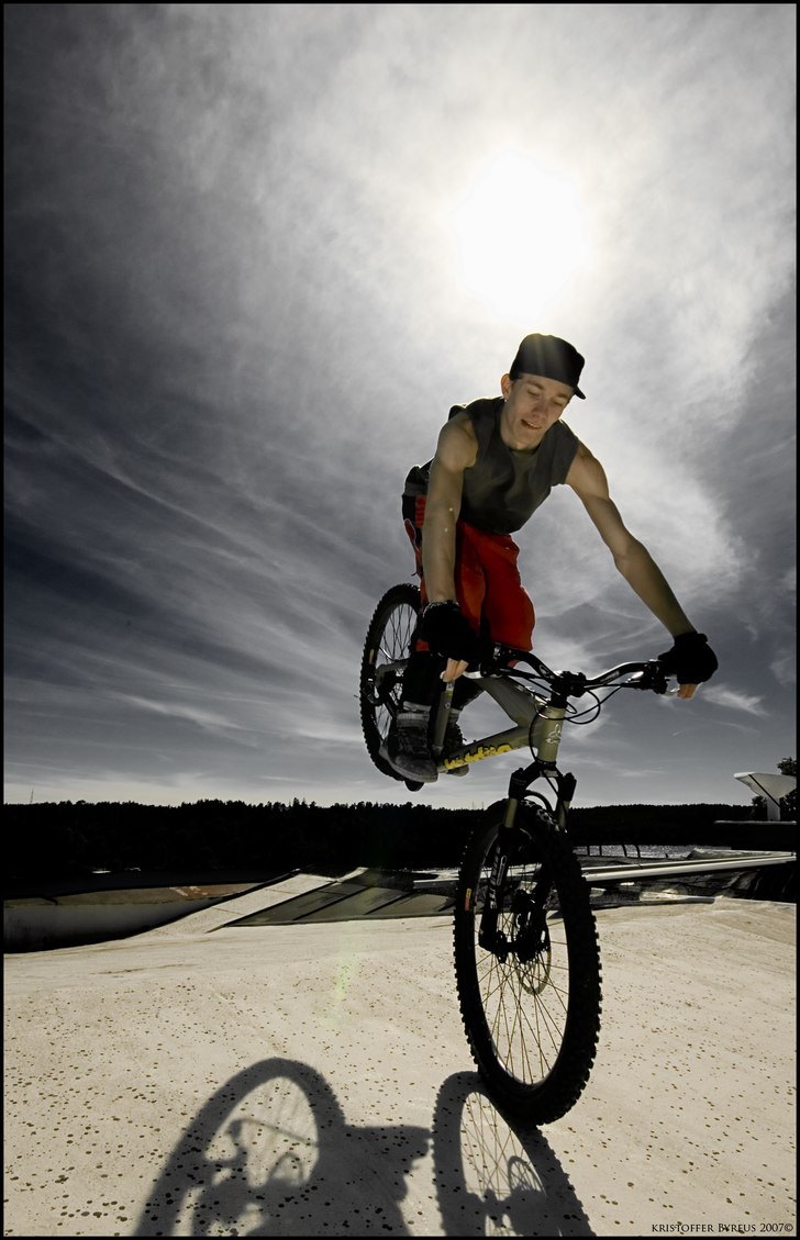 Soft ride på taket på en fabrik.
Står två nam. Foto: Richard/Kristoffer. Åkare: Kristoffer.