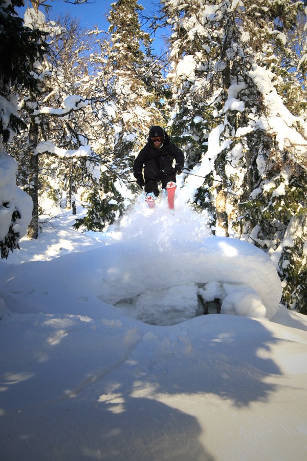 En av UHSKs unga freeridetalanger tar luft i Borga. Foto: Jonas Emilsson. Åkare: André Vik.