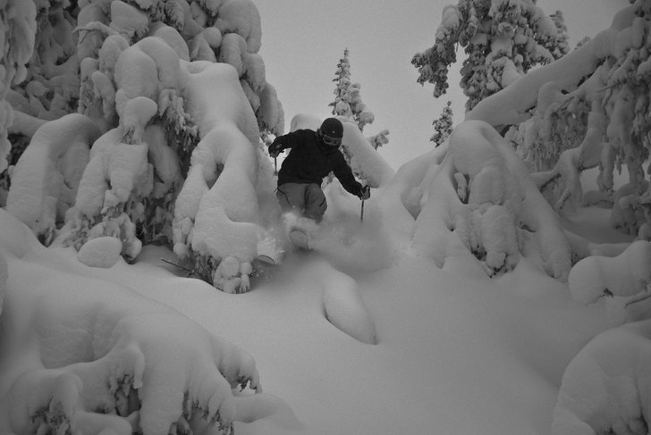 På väg in för ett dopp i pudret :). Foto: Viktor Leandersson. Åkare: Viktor Månsson (jag).