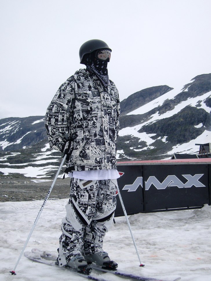 Står och chillar i duggregn på våran sista boxs. Foto: Henrik Persson. Åkare: Robbin Gälliner.