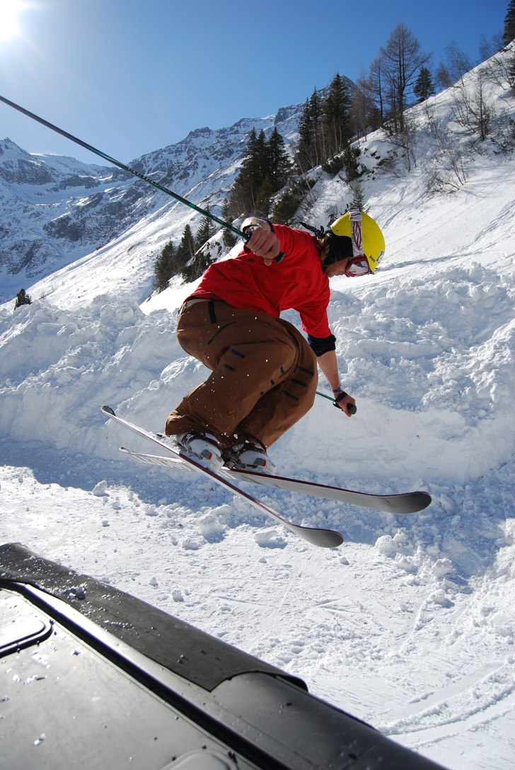 Lite annorlunda att bygga ett hopp på en parkerin. Foto: Erik Lidas Lidström. Åkare: Ole-kristian Ström.
