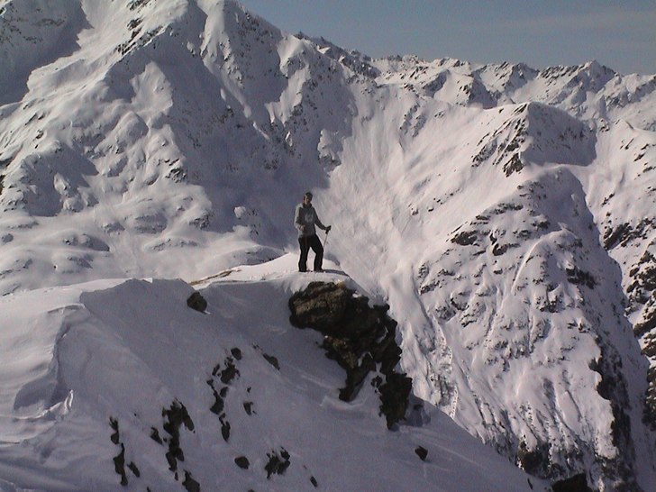 På paus efter 2 timmars hajkande uppför Vordere . Foto: Carl Mattsson. Åkare: Bernhard Brink.