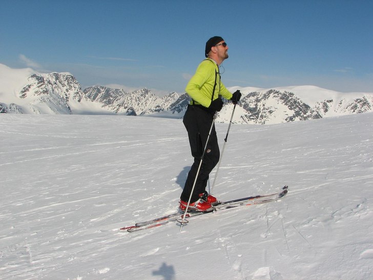 På vei mot Holmbukttind. Jiekkevarre i bakgrunnen. Foto: Roar Berg. Åkare: Roar Berg.