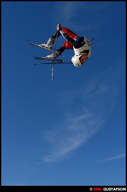 Marcus gör en ostkrok ;-) i Rättviks vattenhopp . Foto: Emil Gustafson. Åkare: Marcus Byström.