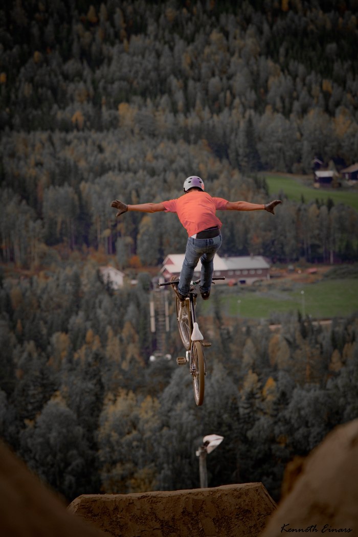 Teo gör en cliffhanger. Foto: Kenneth Einars. Åkare: Teo Gustavsson.