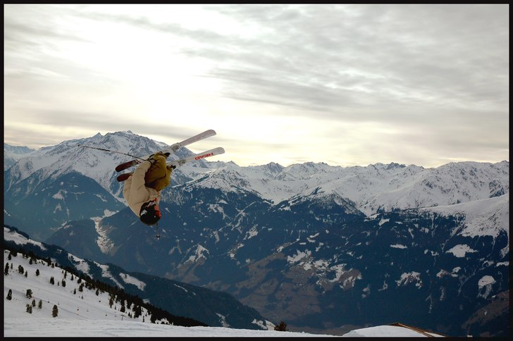 Underflip i ett stöört isigt hopp vid sidan av p. Foto: Carl Wikner. Åkare: Joakim Croy.