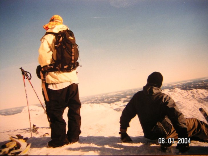 pj o gurre blickar ut från toppstugan. Foto: Jag. Åkare: Pj, gurre.