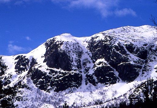 Ett berg med många orörda repor, nära grövelsj. Foto: Jonas Davidsson. Åkare: Orört, berg.