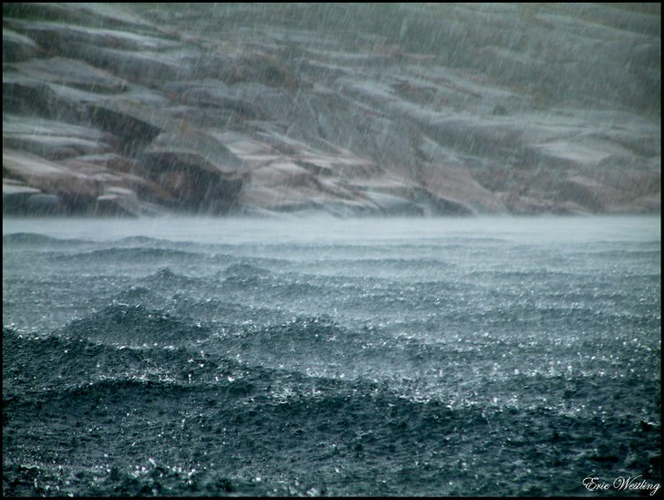 Skönt skyfall under en Vattenskid/Wakeboard-sessi. Foto: Eric Westling.