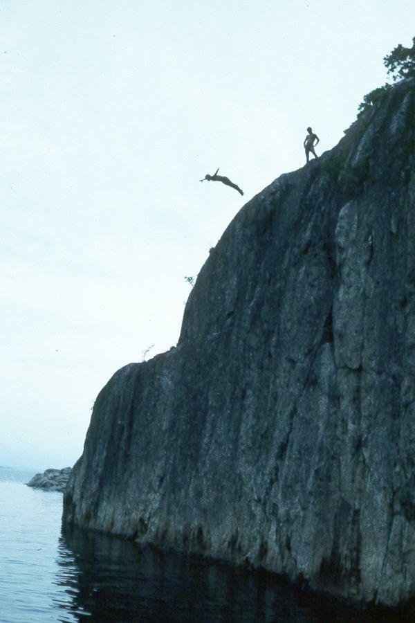 Klippdykning ca 14 meter. 1985. Åkare: Peter Ingerstam.