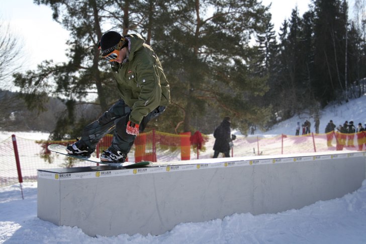 Kontrollerad nose slide på en box.. Foto: Anton. Åkare: Björn Lundgren.